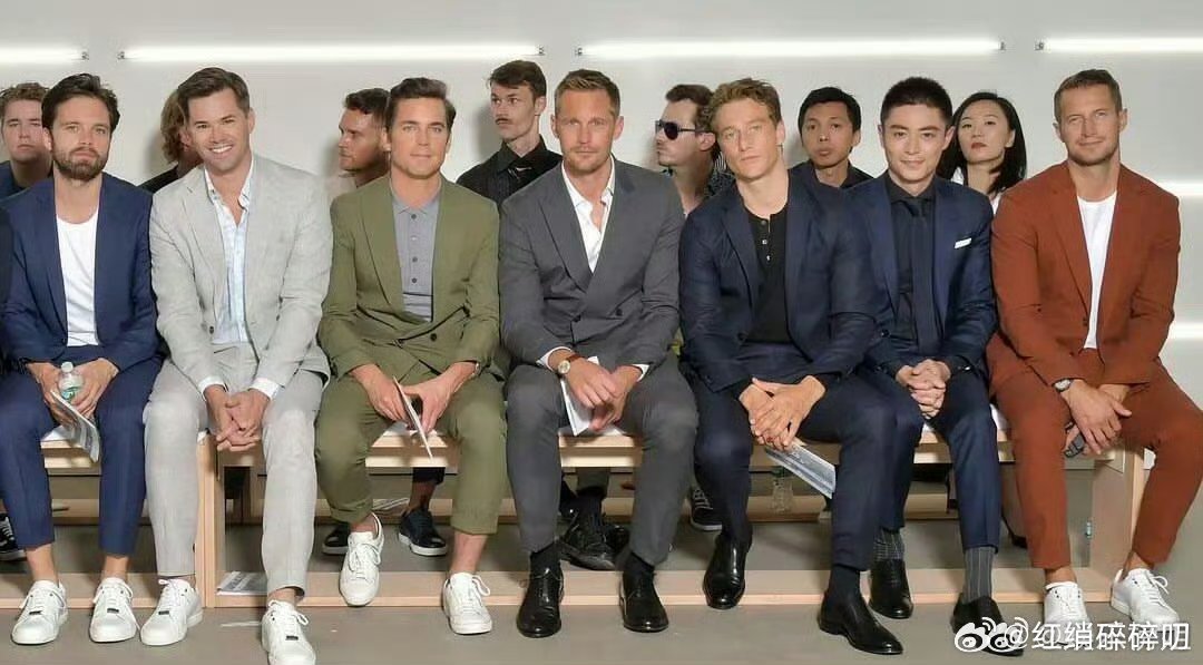 霍建华看秀坐姿主要是挤的，尤其左边那个就差把腿放他腿上了