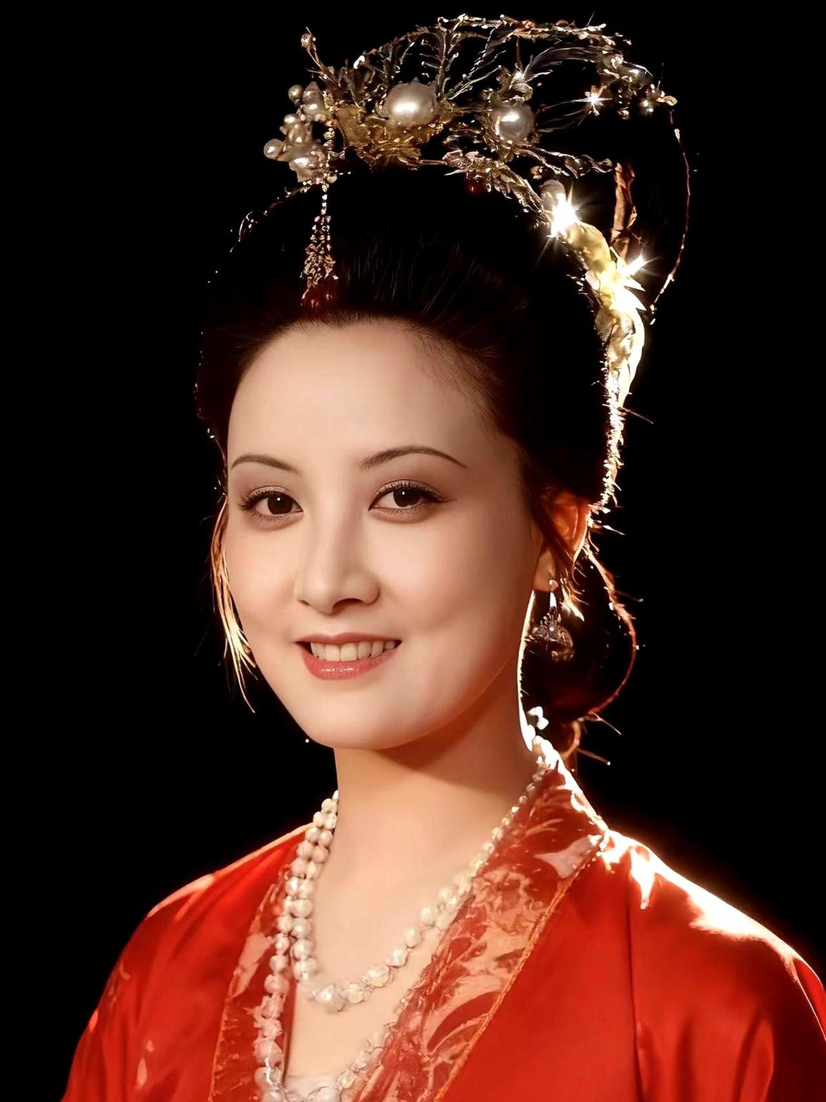 谁懂啊！38年了，邓婕的王熙凤还是能把现在的古装剧按在地上摩擦！现在网上吵翻