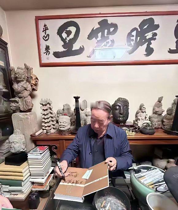 贾平凹的办公室，这整柜子的文物，买起来得花不少钱吧？