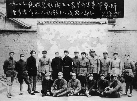 熟悉毛主席的人，应该都见过这张照片。这是在1937年5月9日，中央在延安开会