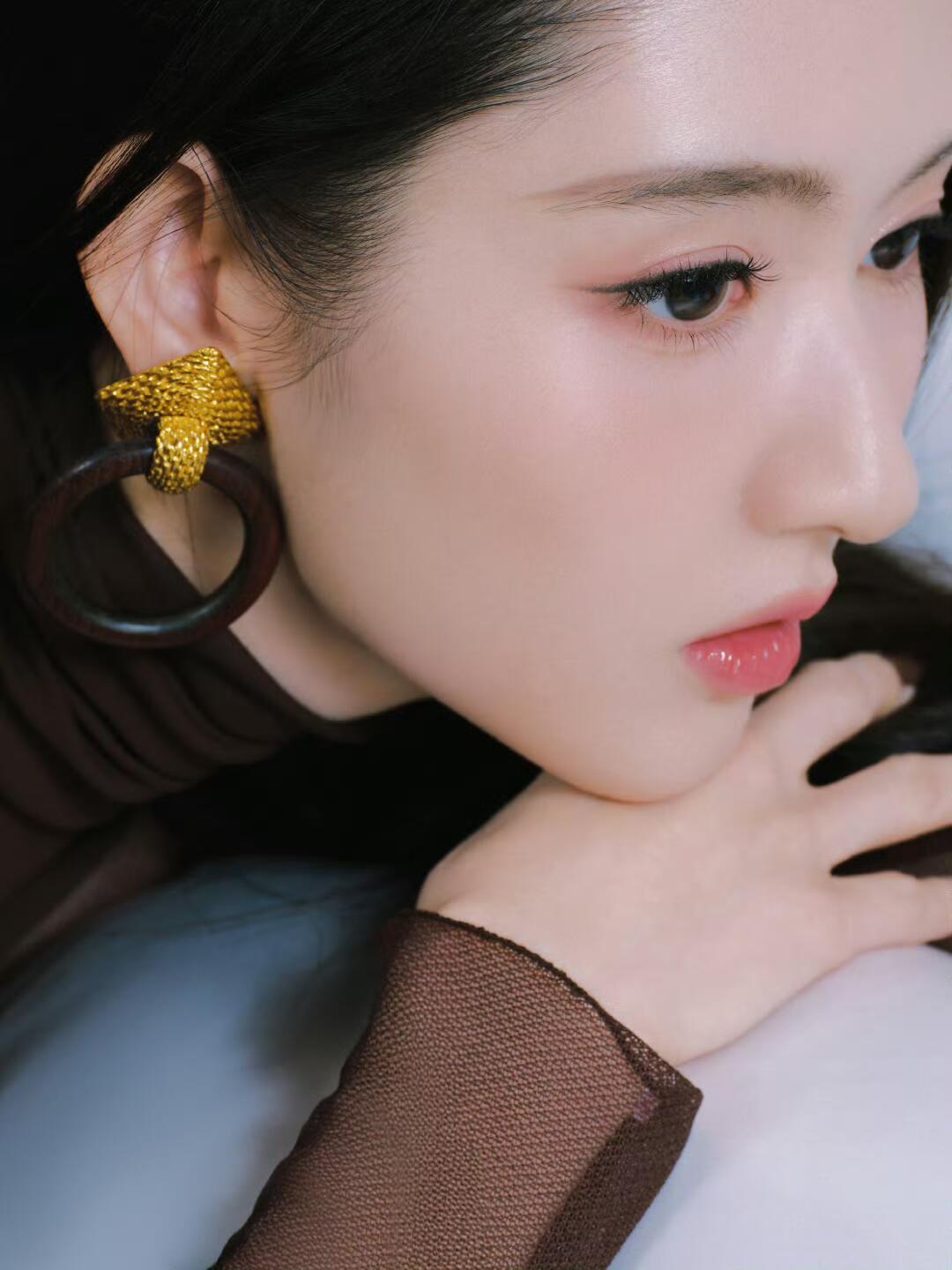 微博之夜红毯造型王玉雯×微博之夜一袭透视黑裙，身材曲线太优越了，清冷气质与