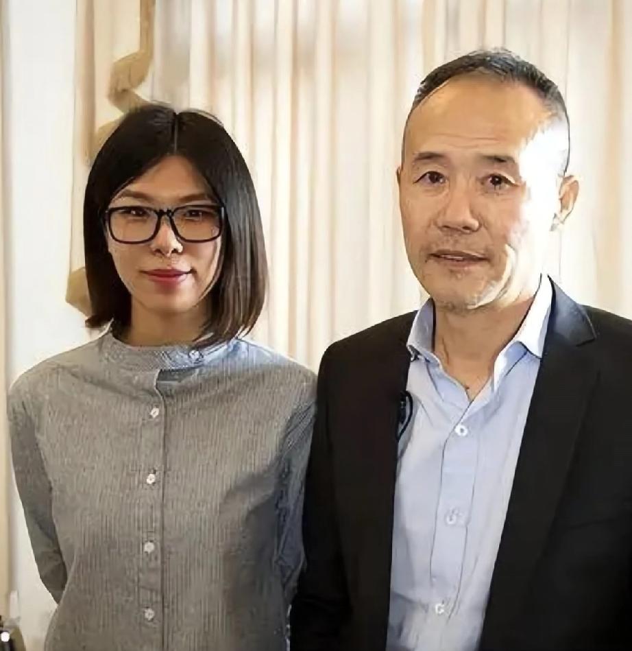 王石有两个女儿。他和现任田朴珺生的小女儿才5岁，如今王石的“恋爱脑”“女儿奴”