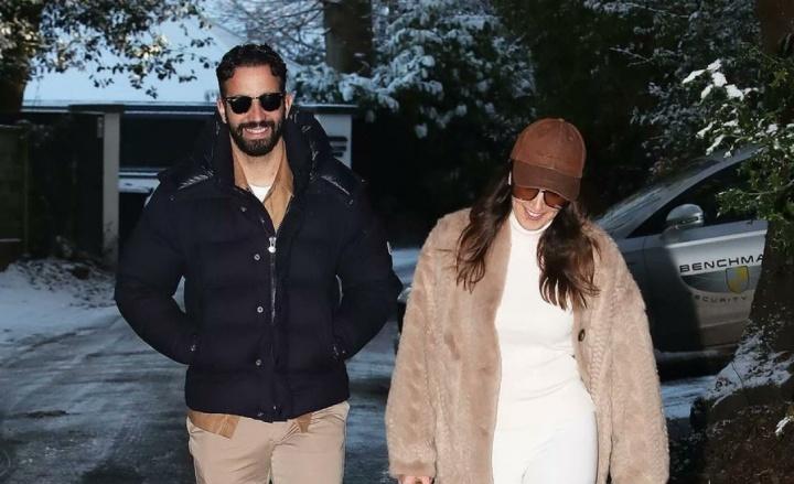 被炒当天，他笑着推开家门，兜里揣着英超史上最贵的失业金。你看他墨镜遮脸，双手插