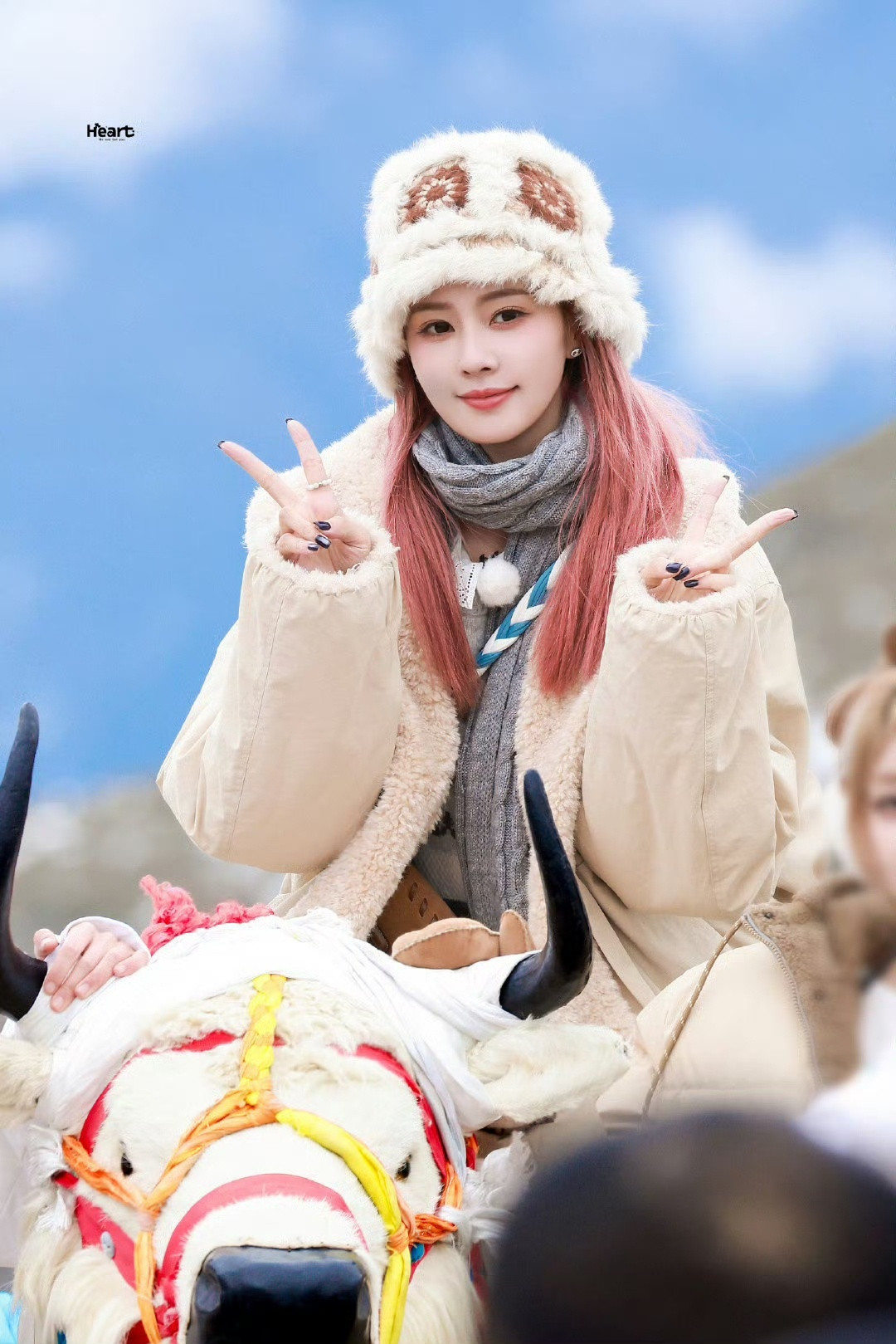 王楚然对白鹿生理性喜欢哎呀就爱看一些美女贴贴，王楚然给白鹿整理衣服好暖心呀[捂嘴