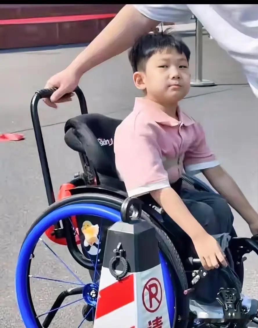 破防了！山东淄博6岁"轮椅男孩"入学小学一年级，出生三个半月后因肿瘤压迫神经致下