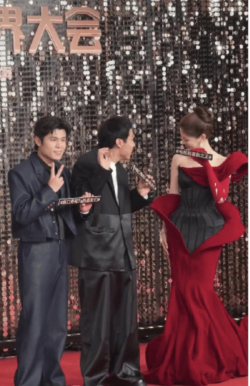 杨超越：本姑娘把刚出道时的伤心事都想了一遍，还是没忍住啊！两护法：看镜头，