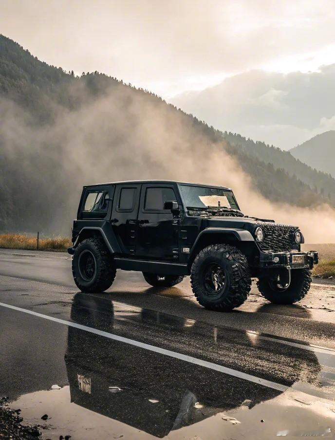 在雨幕的轻抚下，远山若隐若现，仿佛是大自然的一幅水墨画。驾驶越野车，穿梭于泥泞与