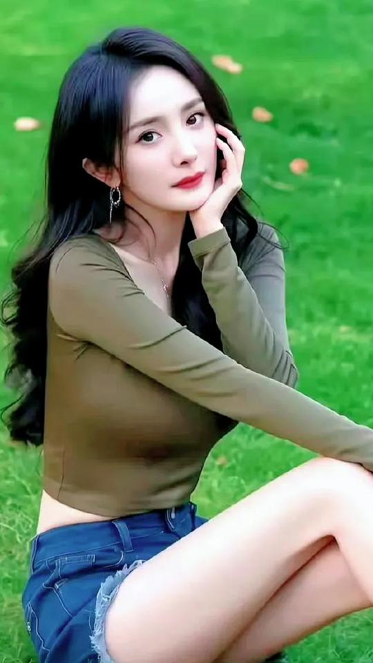 杨幂的确有清纯的一面早期的她，双眸清澈而灵动，笑起来恰似邻家