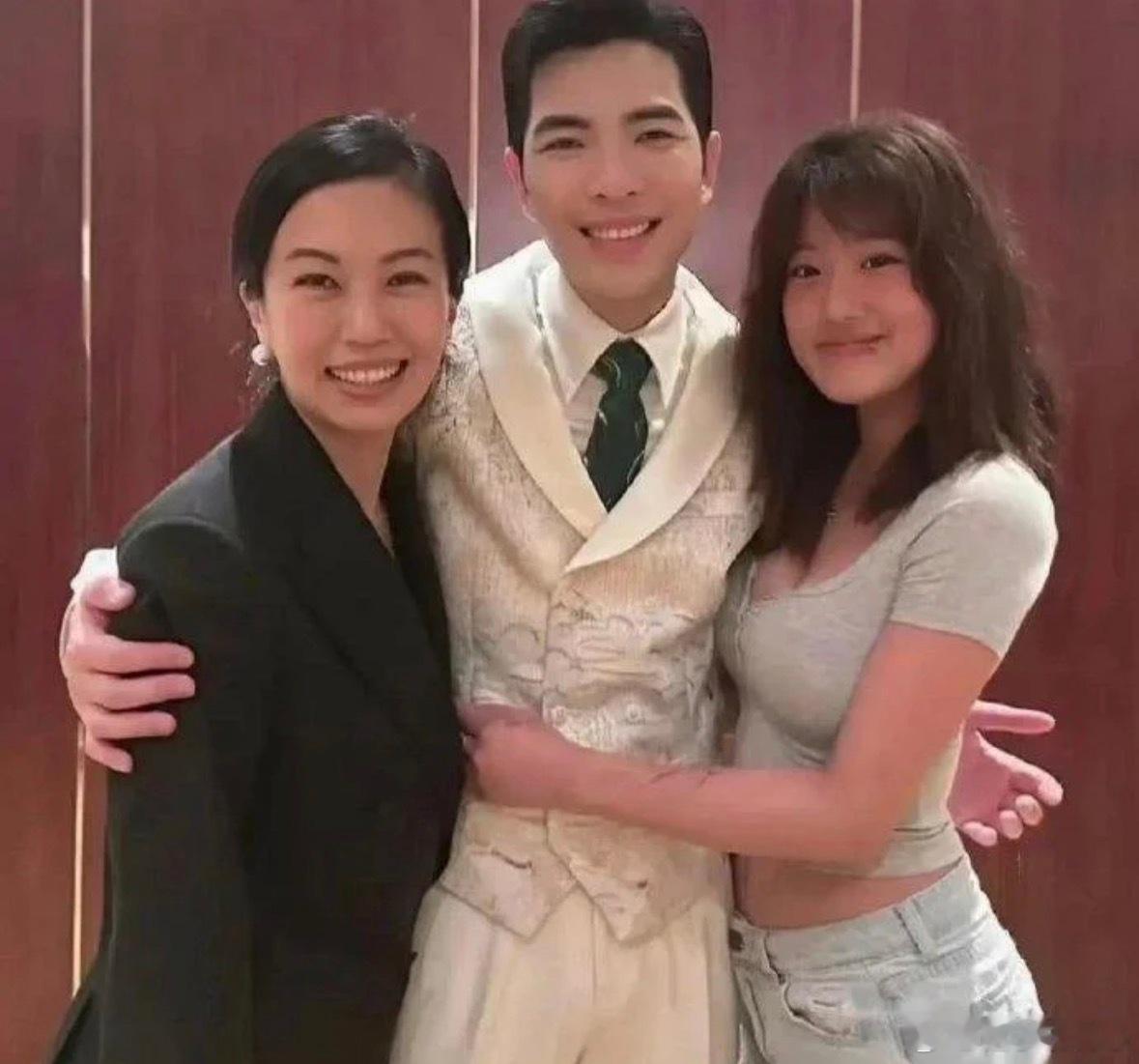 贾静雯女儿梧桐妹让萧敬腾好为难，已经顶的那么紧了，这手可不敢继续放上