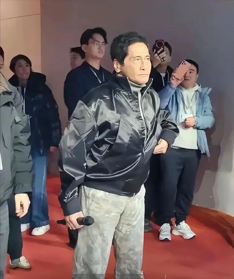 齐秦商演80万一场，被骂吃老本！65岁的齐秦现在还在各地跑商演，一场报价80万，唱的全是早年那些经典