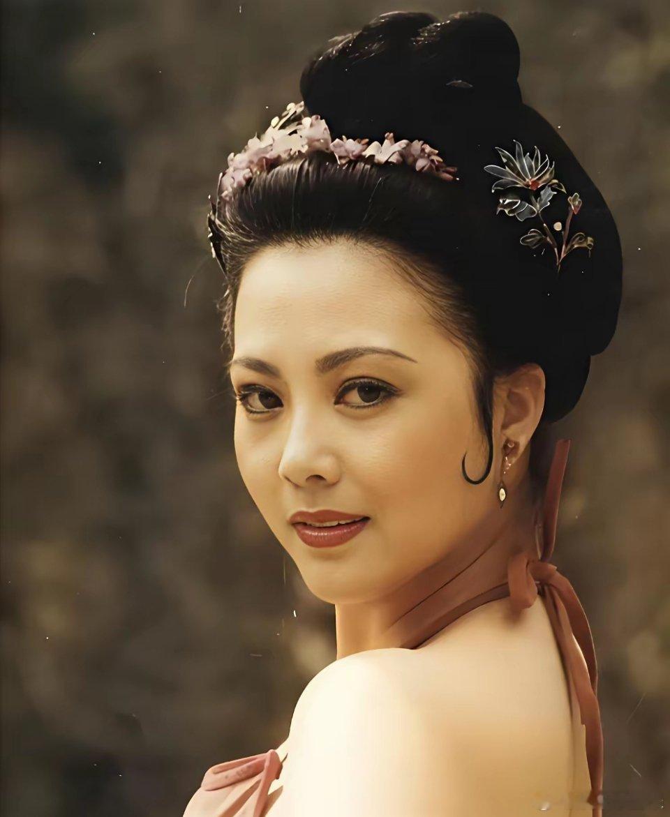 梁丽说:我年轻的时候那是真漂亮，《水浒传》剧组招人时我想演潘金莲，可张纪中不同