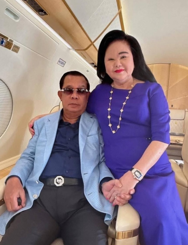 他老婆是不是太着急，忘了画眉毛？