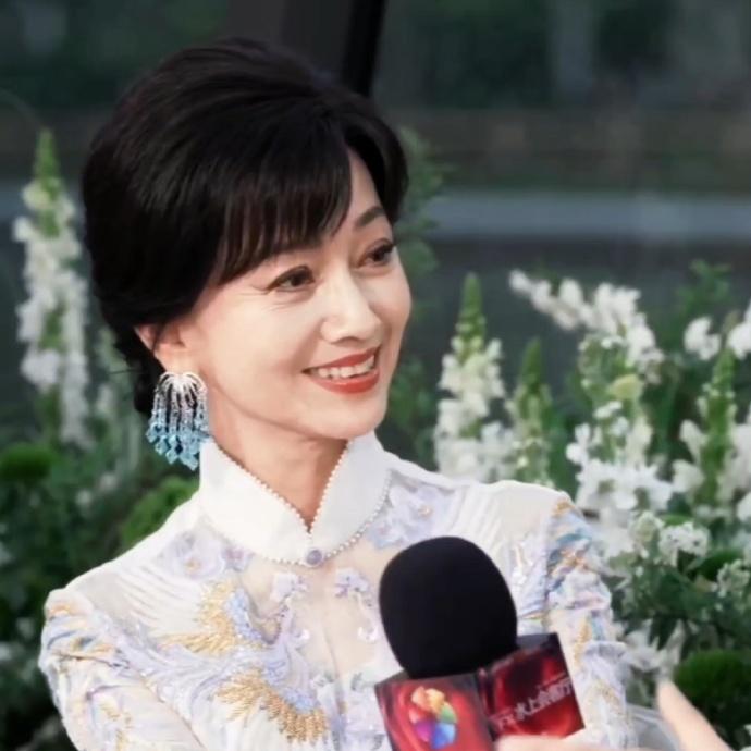 今天赵雅芝在北京走红毯，她这次穿了一件白色的凤纹旗袍，气质太出众了。赵雅芝确