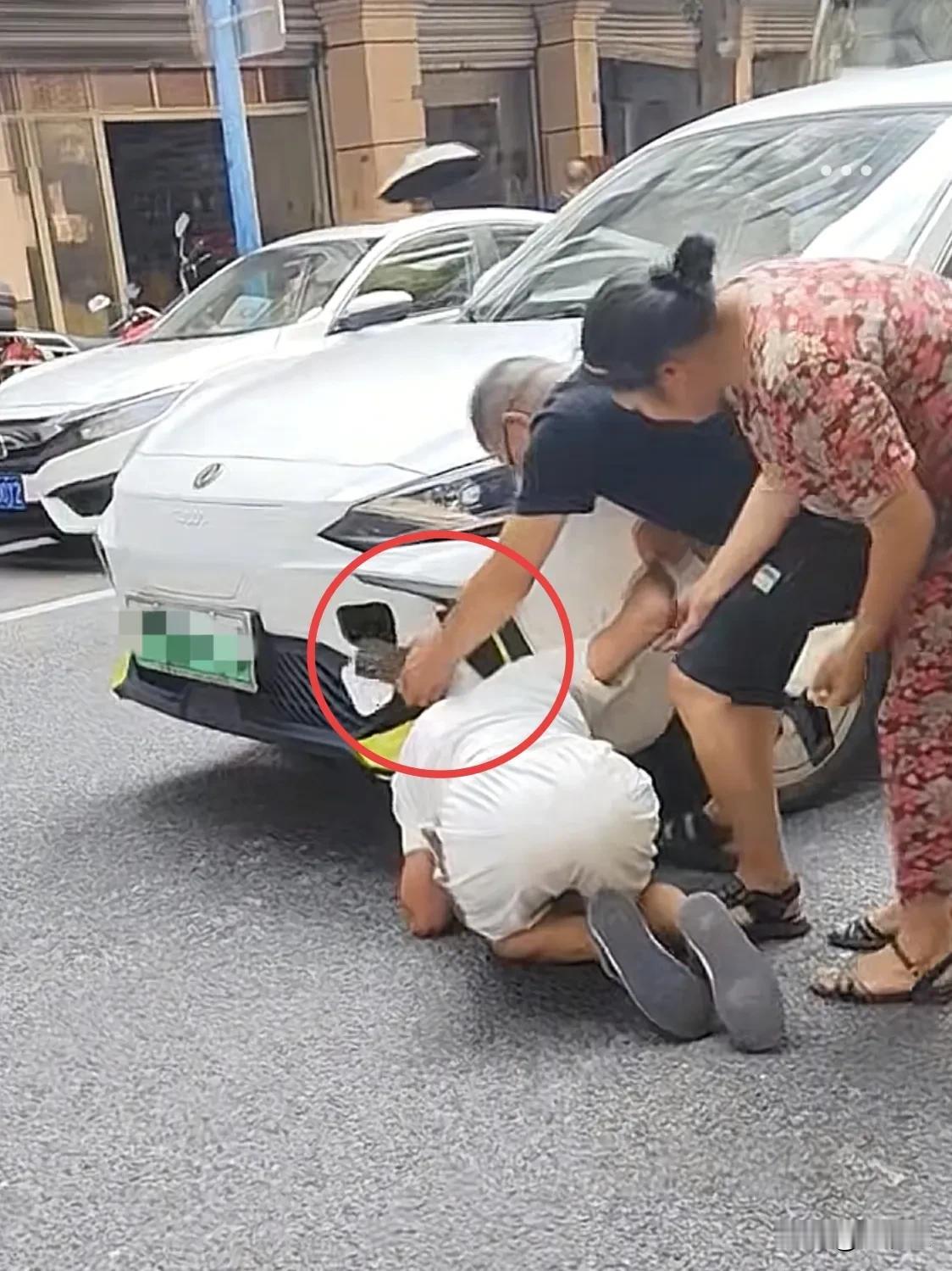 第一次看见这么“离谱”的车祸！四川成都街头的一场车祸中，一名男子的脑袋居然卡进了