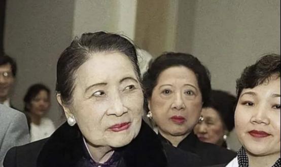 2003年，106岁的宋美龄在美国纽约逝世。她晚上逝世，第二天就被人从公寓里面用