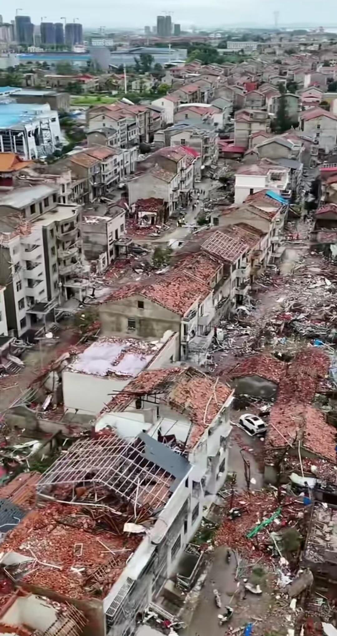 湖北黄冈遭遇历史罕见龙卷风袭击！7月6日晚间，湖北东部多地出现强对流风暴，黄冈黄