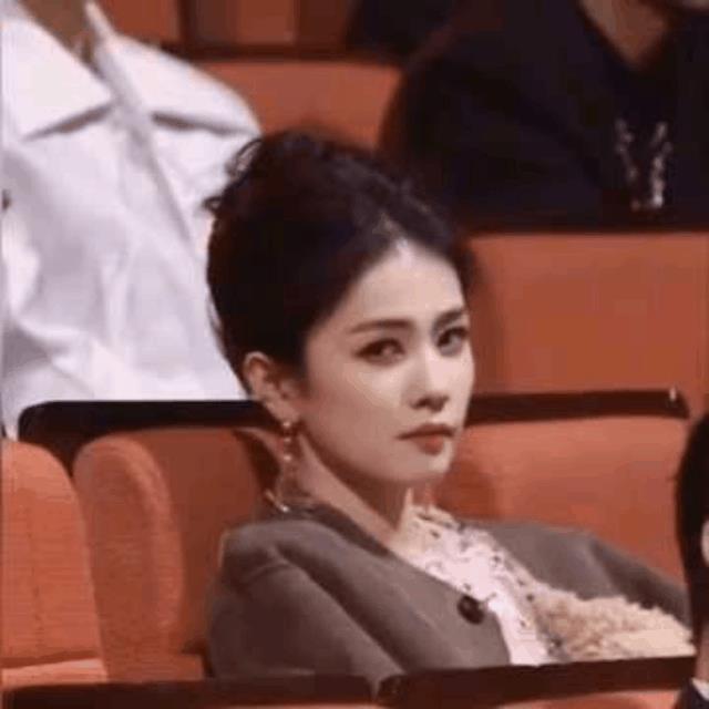 白鹿只要不笑是真极品啊，但是一笑那牙齿就毁三观。一笑就“破相”，不笑风格能保持