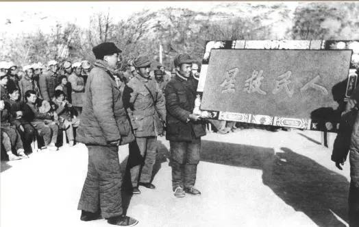 望着眼前这张珍贵的照片，把我们带到了1946年的今天，毛主席同延安军民共庆元宵节