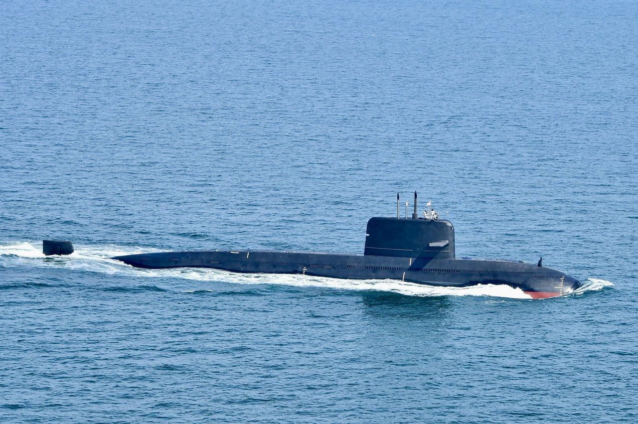 6月11日，巴基斯坦海军麒麟级“汉果”号潜艇，在054AP型“泰穆尔”号护卫舰，