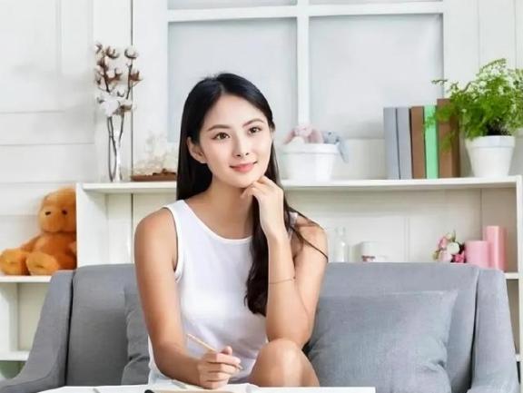 一位性学专家说：“出轨的女人其实挺可怜的，给男人睡了还美滋滋的，以为自己有魅力，