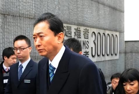 9月2日，日本前首相鸠山由纪夫的专机降落在北京首都机场，《产经新闻》用刺眼的标题
