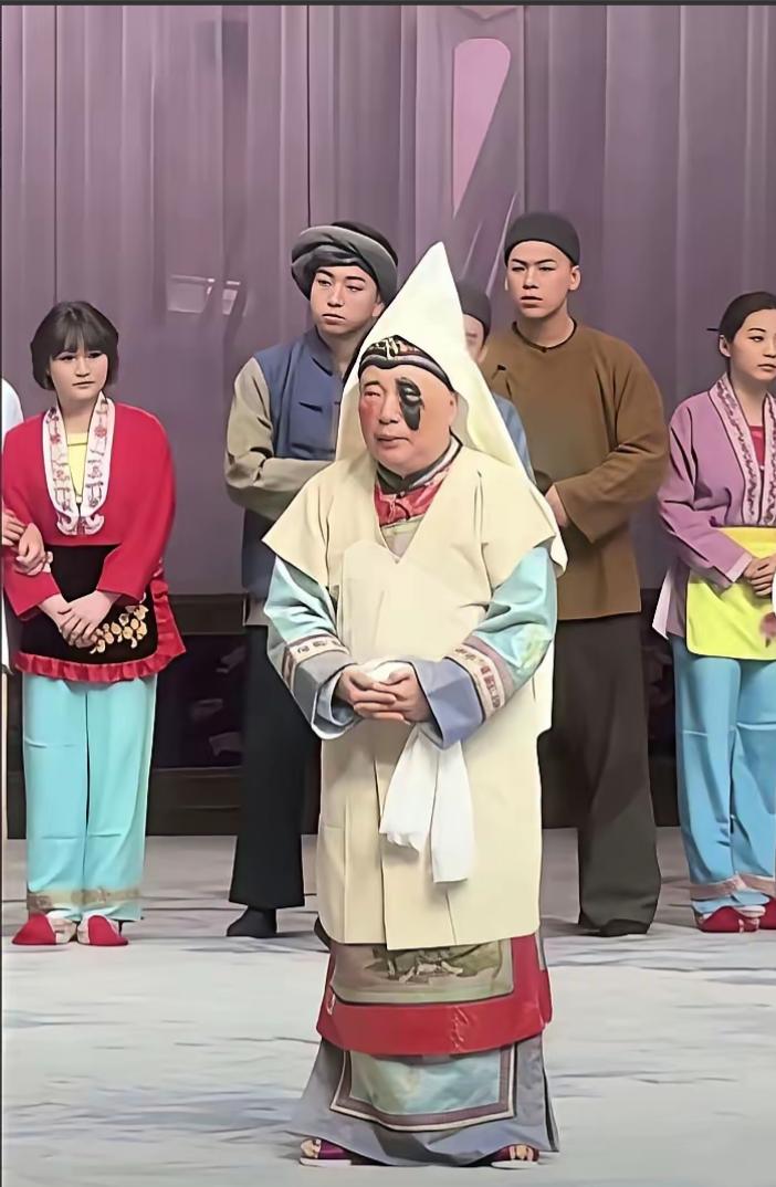郭德纲扮济公那个造型，很多人看完心里发毛。不是丑，是那种自己往泥里扎的劲儿，