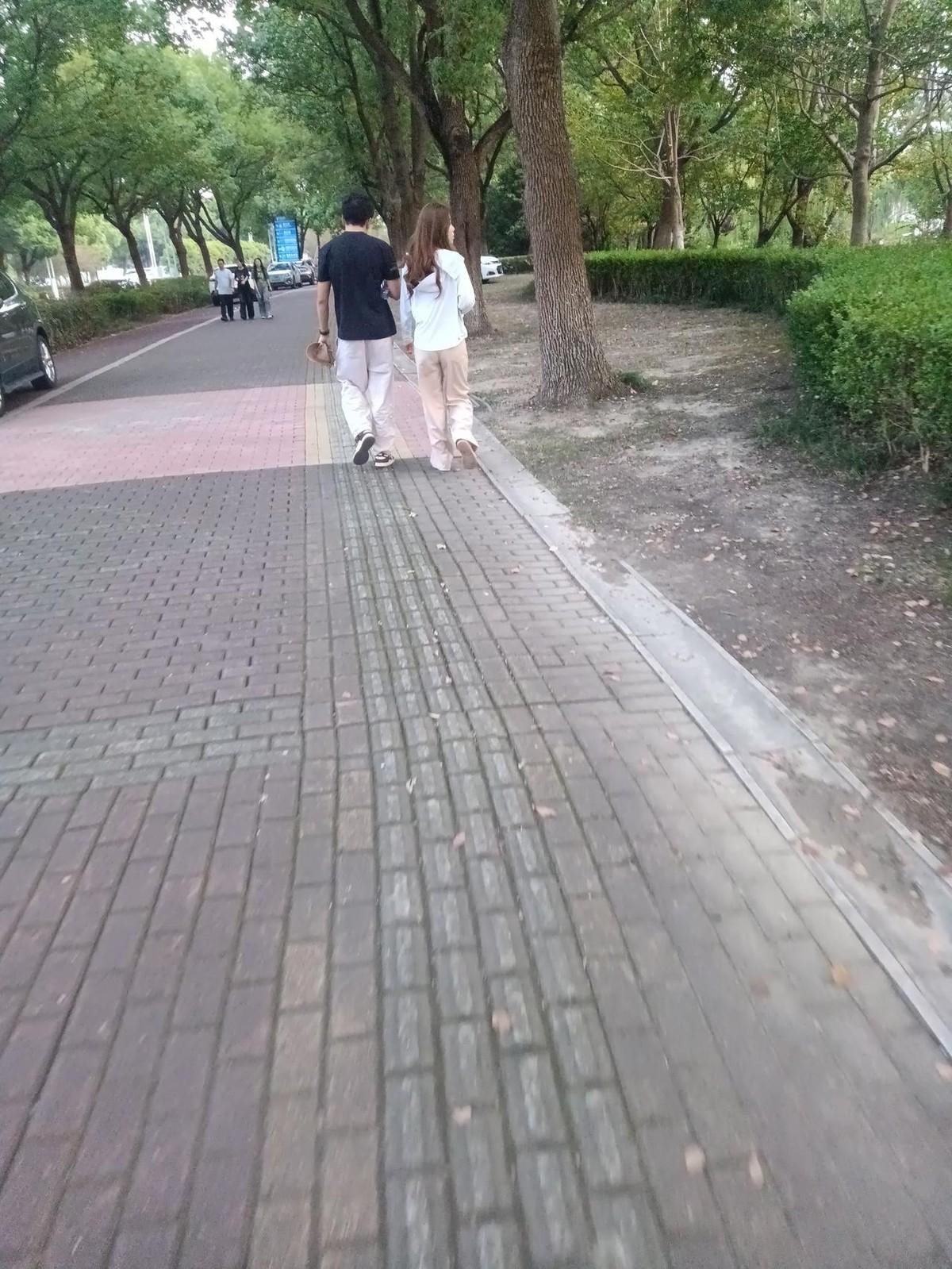据说丈夫跟踪妻子，在公园面包车改的床车旁抓了现行，还拍了照片录像。这事最刺人的