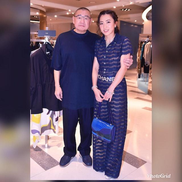 富商「大刘」刘銮雄太太「甘比」陈凯韵拥有百亿身家，一度位列香港女首富之位，被指身