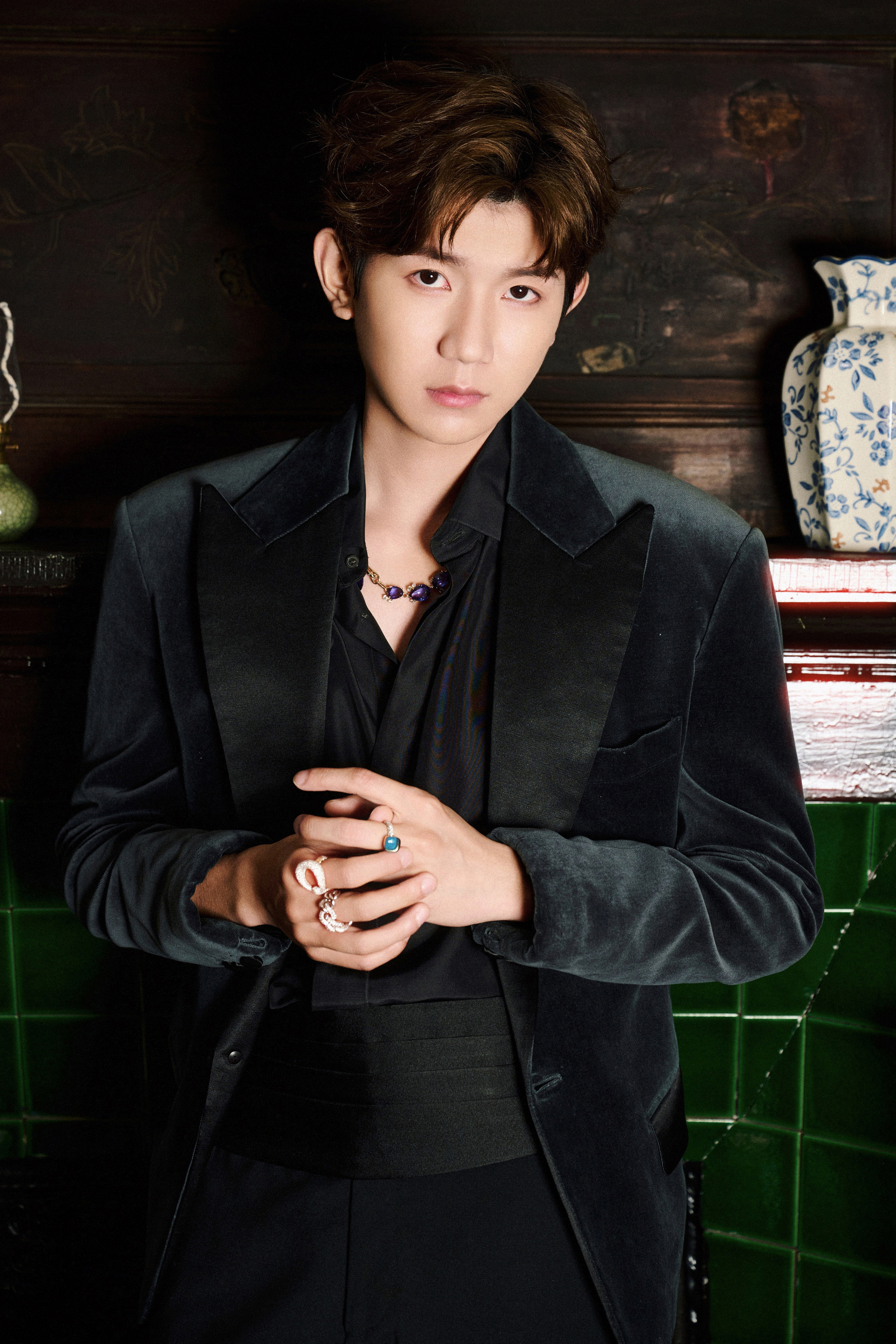 王源×Pomellato一袭AllBlack丝绒西装，凝结温柔时光，品