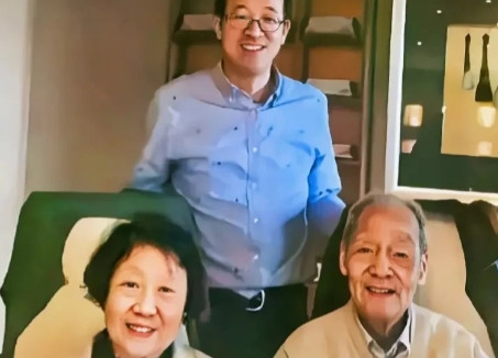 2017年，俞敏洪去看望自己北大的恩师许渊冲，没想到，年纪已经96岁的恩师住的房