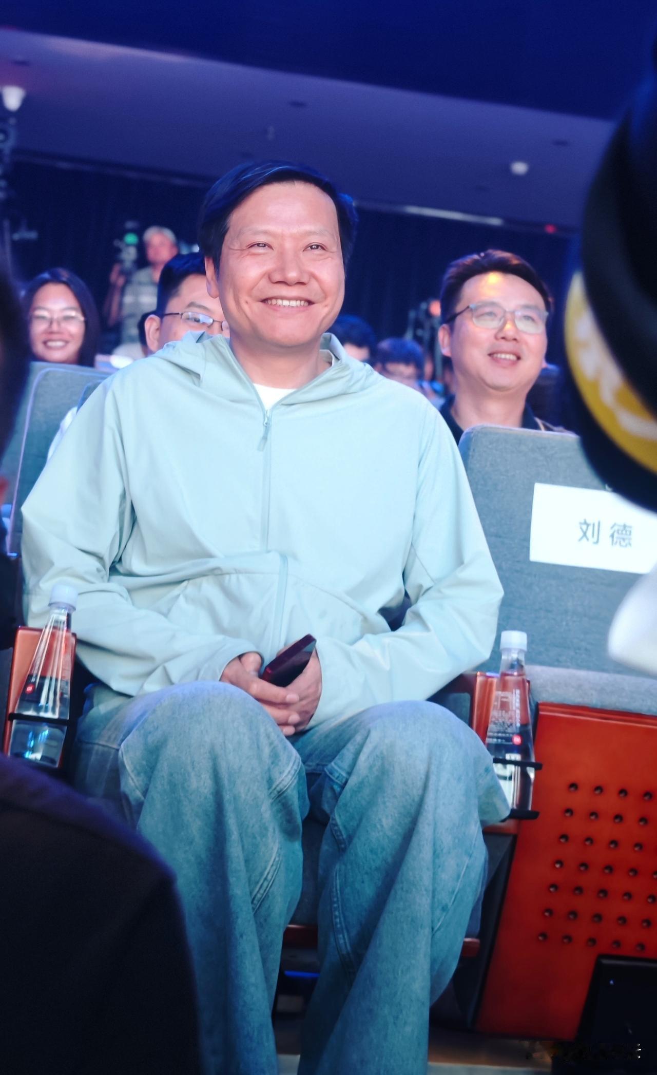 雷军心情大好！坐台下看卢伟冰表演哈哈哈哈哈