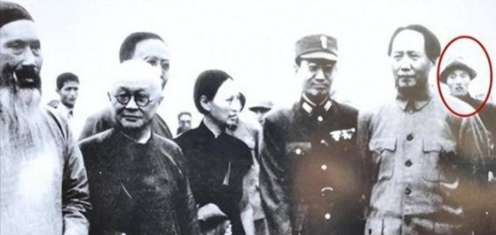 1940年9月，延安，毛主席去食堂时，一个人拎着木棍朝毛主席后脑勺砸去，千钧一发