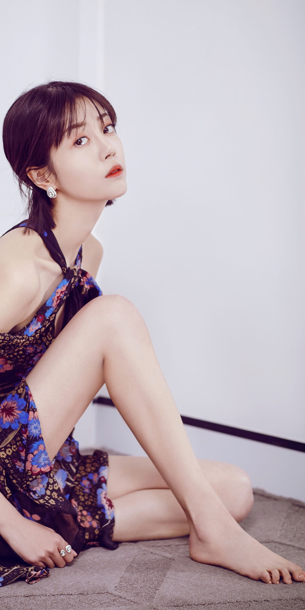 李溪芮壁纸精选：光脚丫腿精。李溪芮