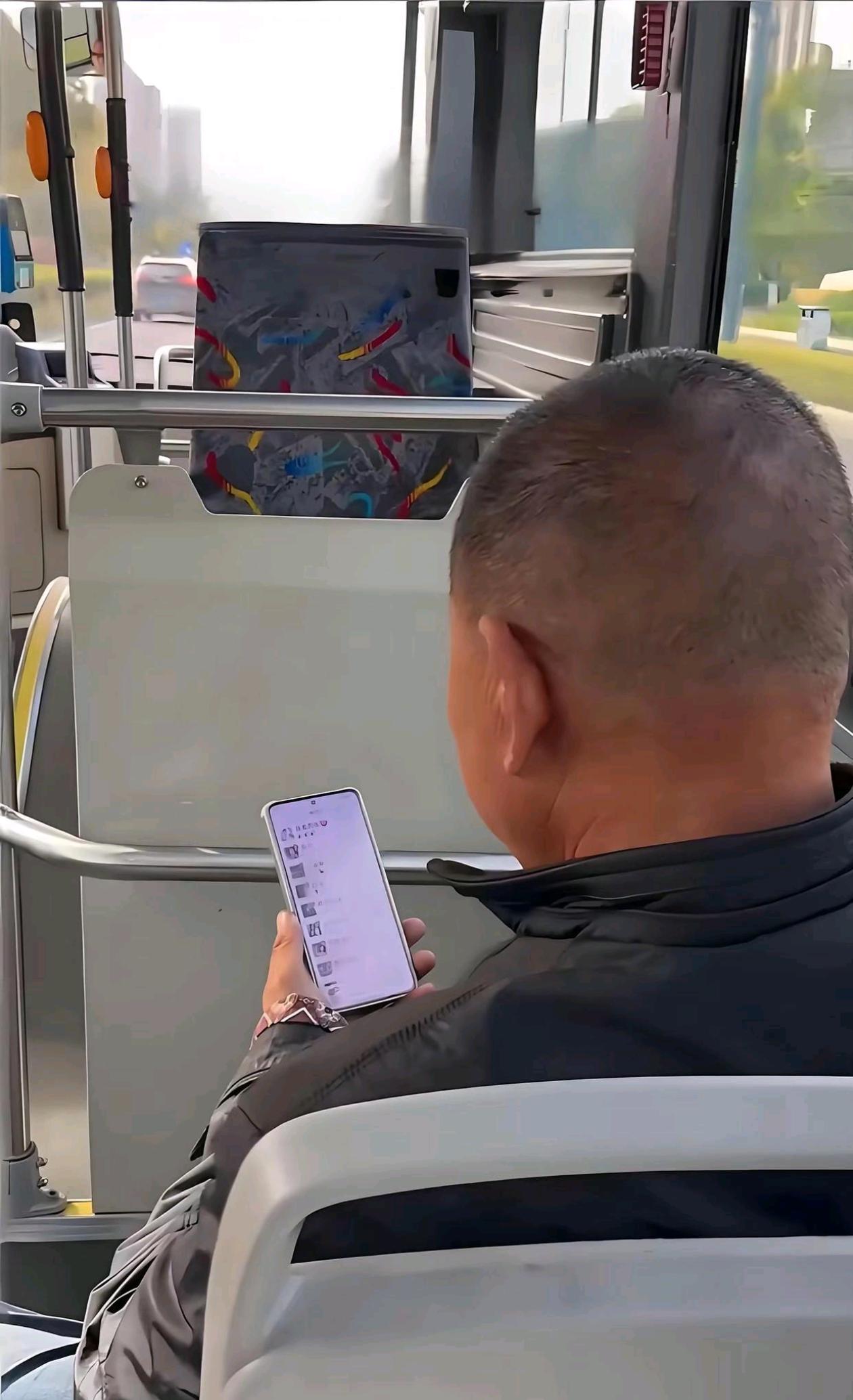 公车上的一幕，不得不说，惊呆了，你大爷还是你大爷