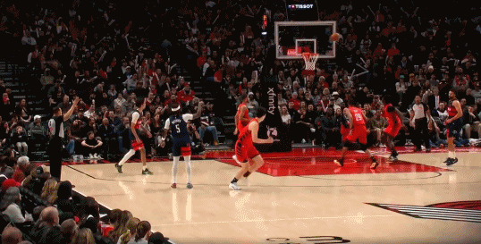 杨瀚森打得越来越好了这个精彩的双手暴扣，直接体现出了瀚森最近这段时间身体上、心