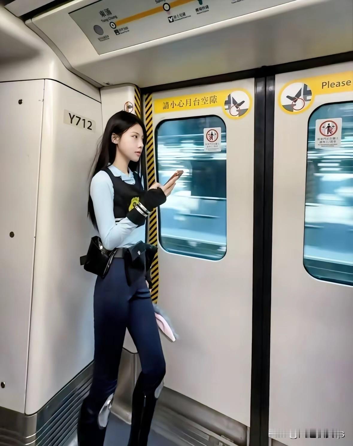 哪里的高铁女乘警？又靓又飒。