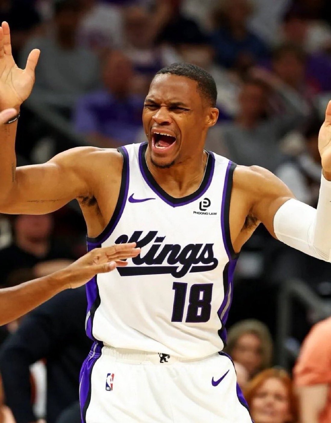 威少本赛季缺席了媒体日，差点错过了训练营，在职业生涯第18个年头，也就是赛季揭幕