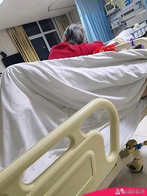 老太太88岁了，像个‘活死人’一样，完全失能。每天能拉好几次，甚至腚上时刻夹着屎