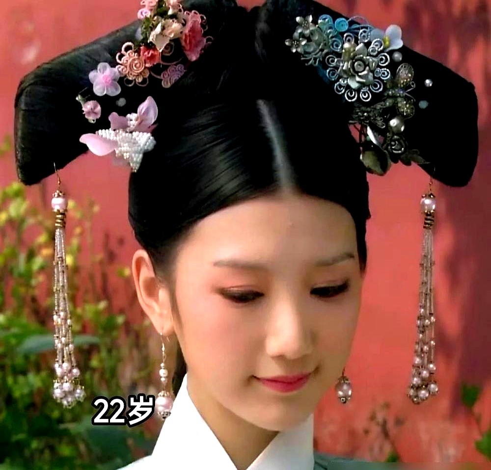 十三年了，这帮人往台上一站，还是能压住场子。孙俪至今不敢看自己演的甄嬛，晚会上安安静静站着，不抢话不