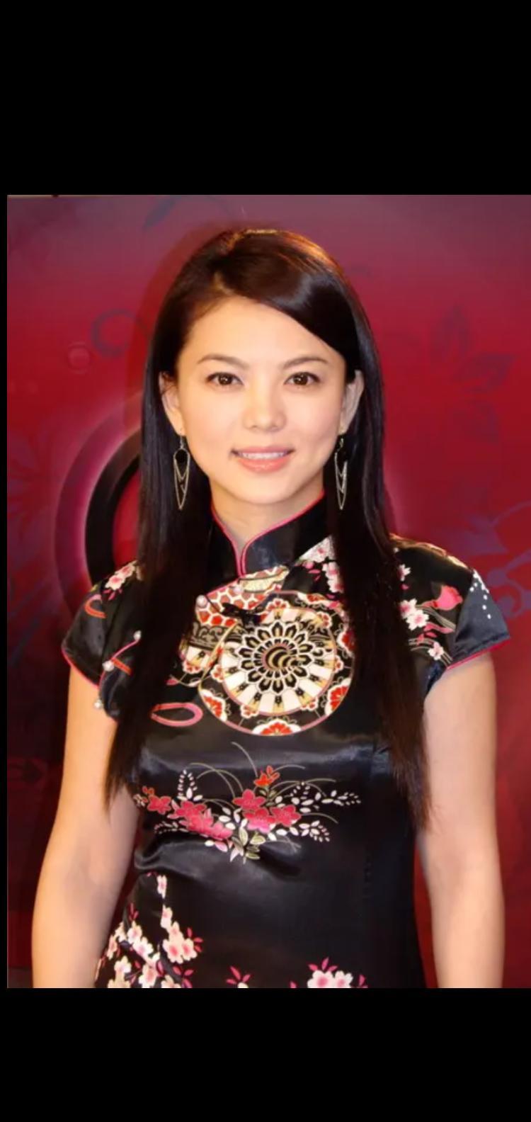 李湘晒出伦敦客厅那幅画，价格抵过一套房。评论区又炸了：“这么高调，账号不怕再被