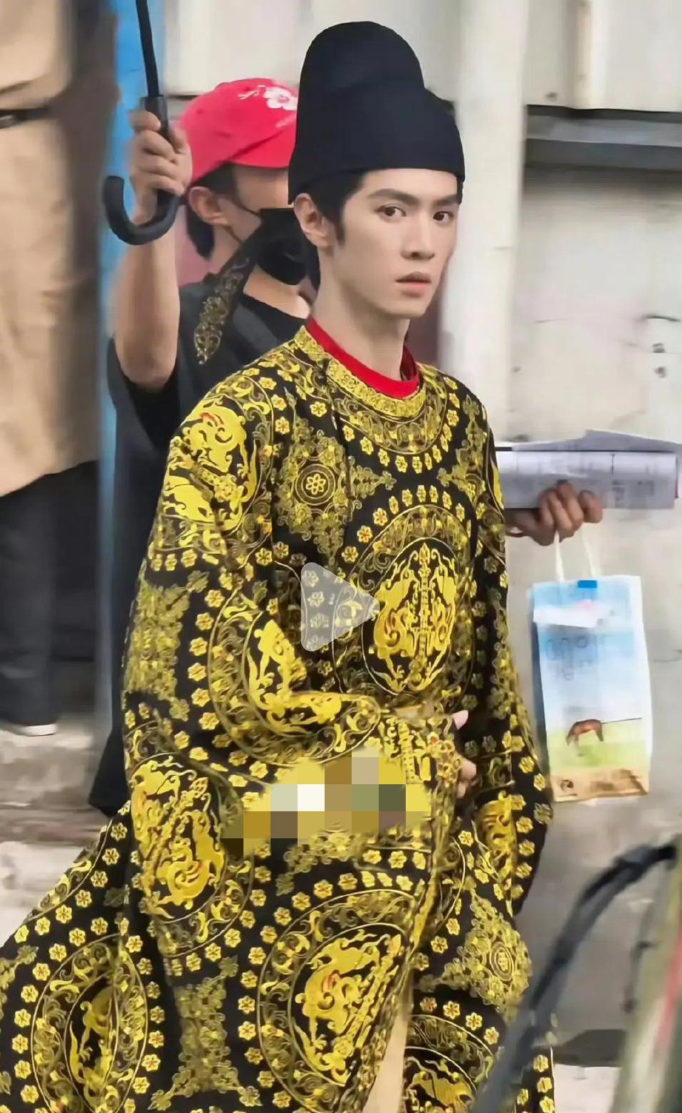 呃呃呃[笑着哭]都2025年了，古装剧里怎么还有这么丑的服装，我真的不知道该怎么