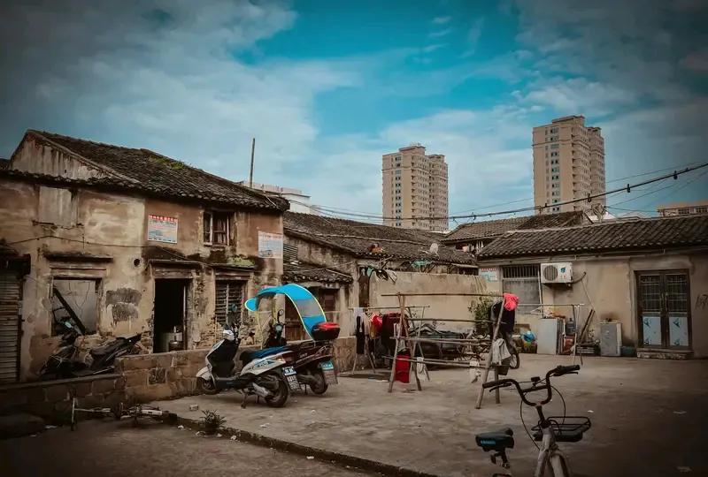 再议前三十年的平等。如果我们认为前三十年存在不平等现象，那就必然无法避开三大差别