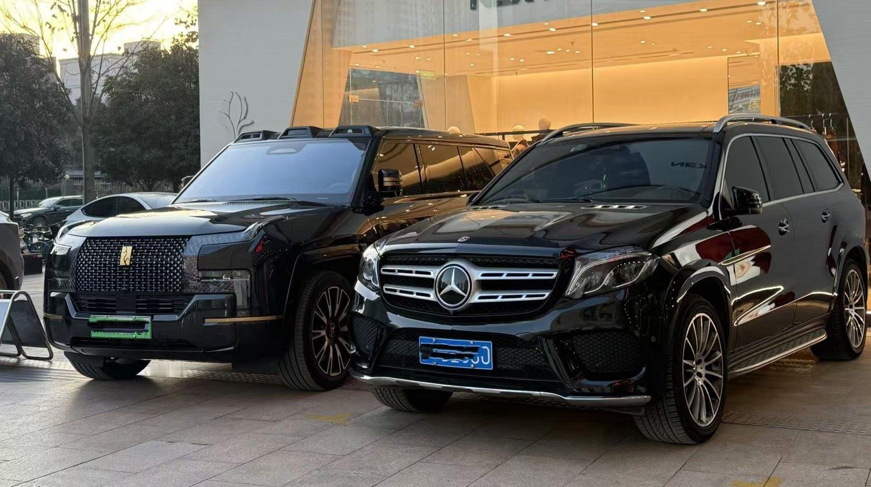 女朋友见到了仰望U8L，拍给我看。挺巧的，和奔驰GLS停在一起了，U8L明显更霸