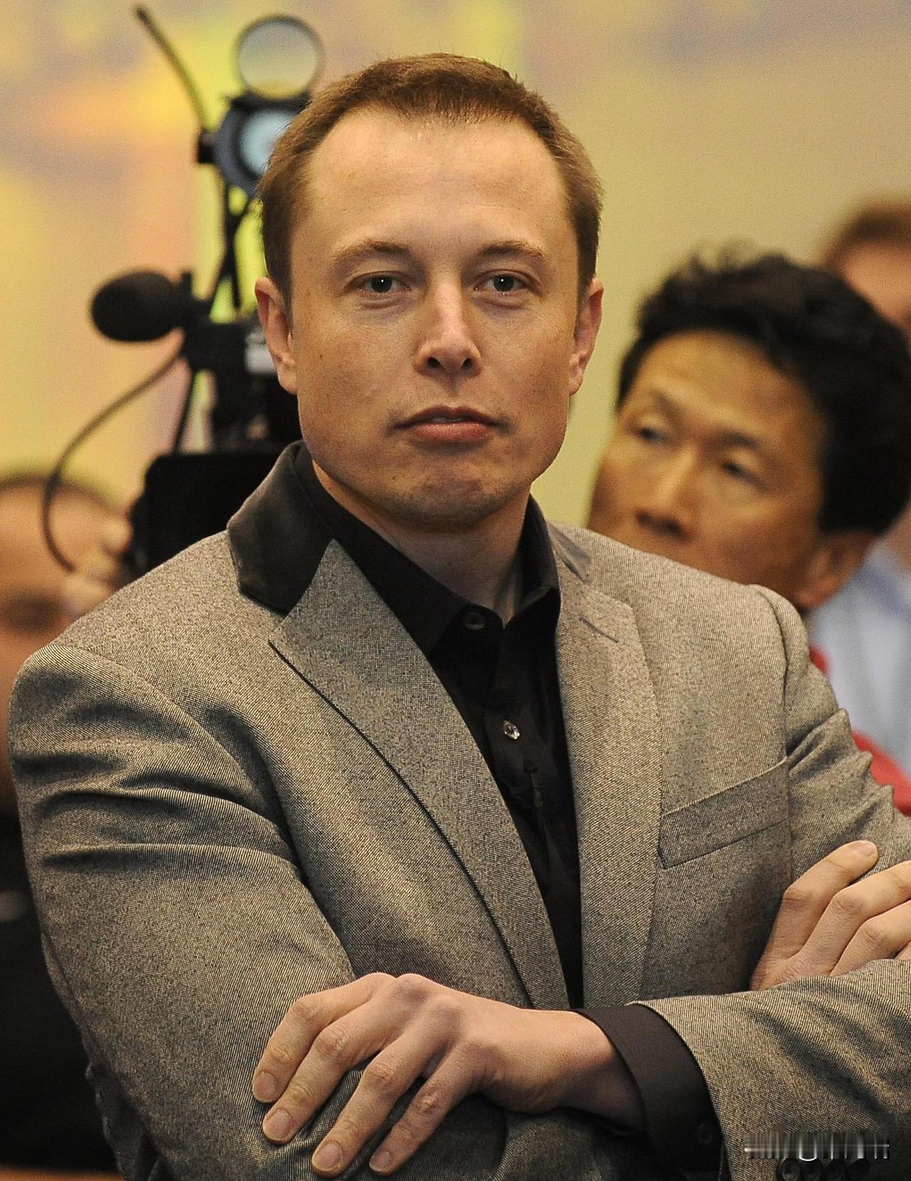 很多人以为马斯克是最近几年才靠特斯拉和SpaceX成为世界首富。实际上大错