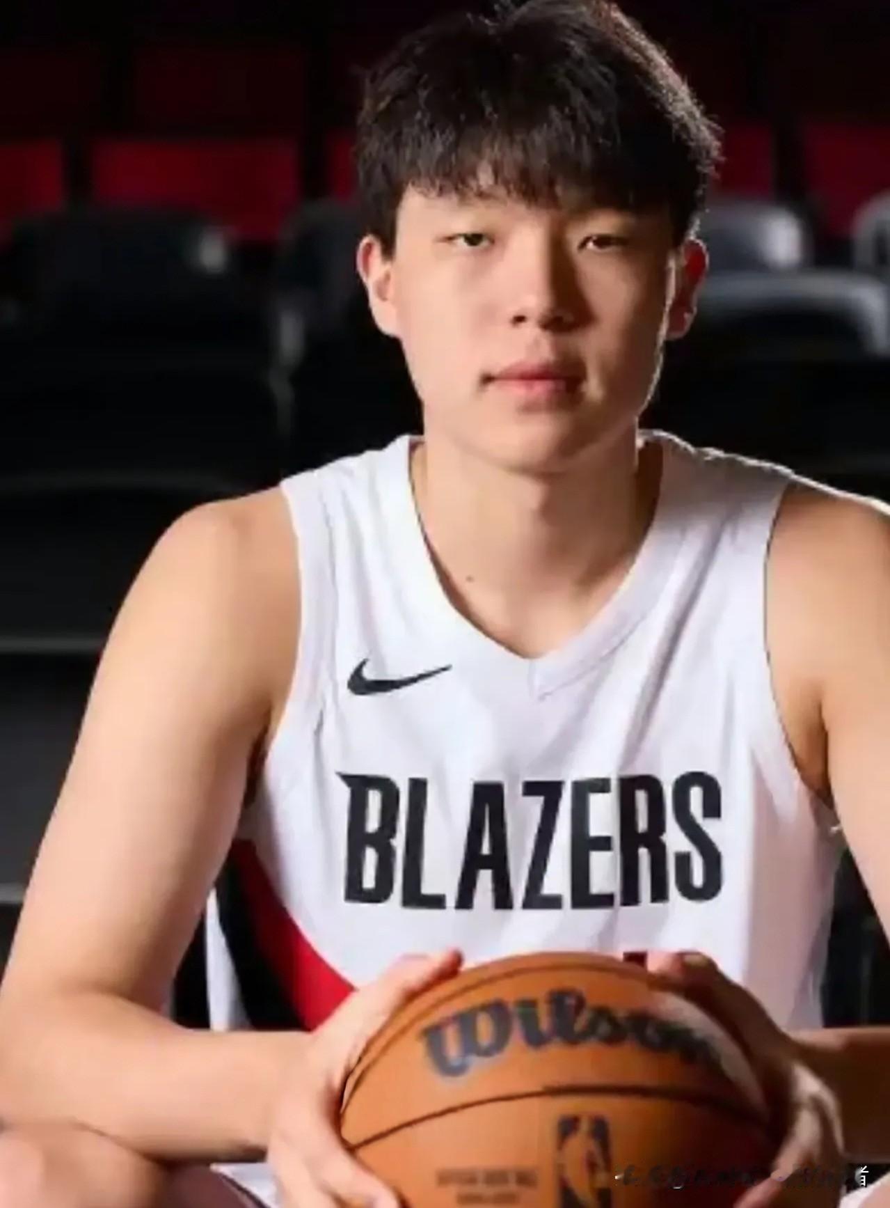 杨瀚森当前表现,印证杜锋“超前”预判。前国家队教练杜锋曾直言不讳:杨瀚森的