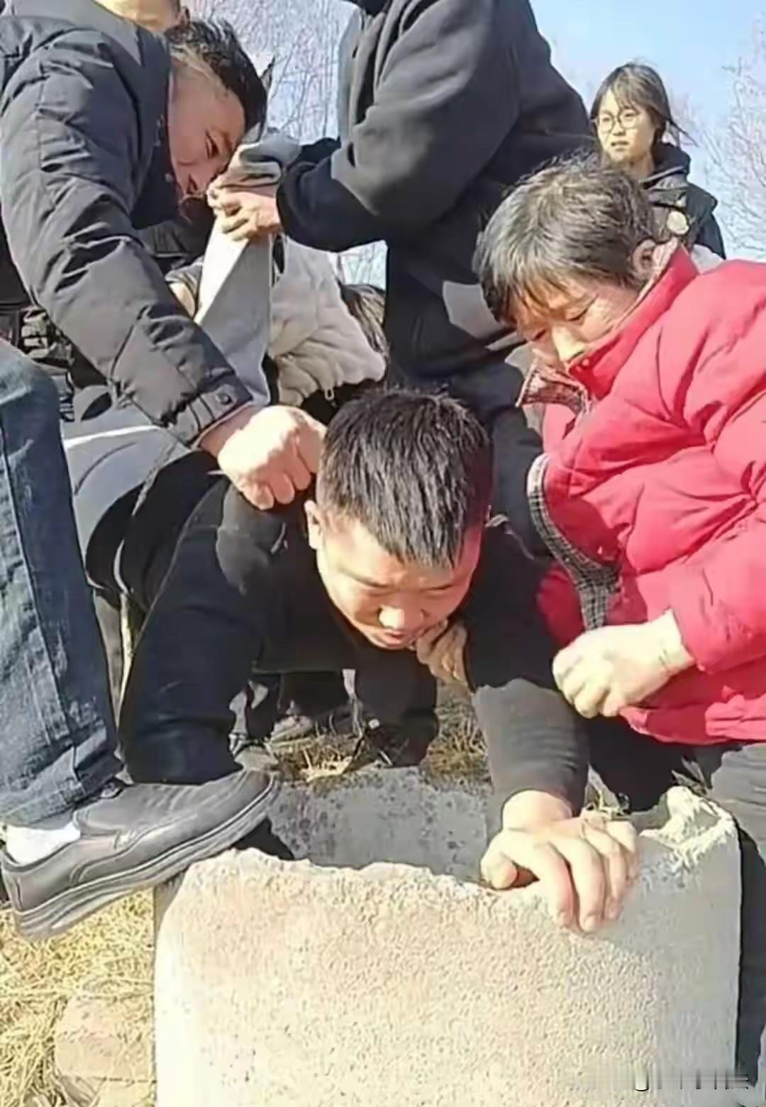 河南商水，正月初一，5岁女童随爷爷奶奶去邻镇逛游乐园时失散，竟坠入游乐园两公里外