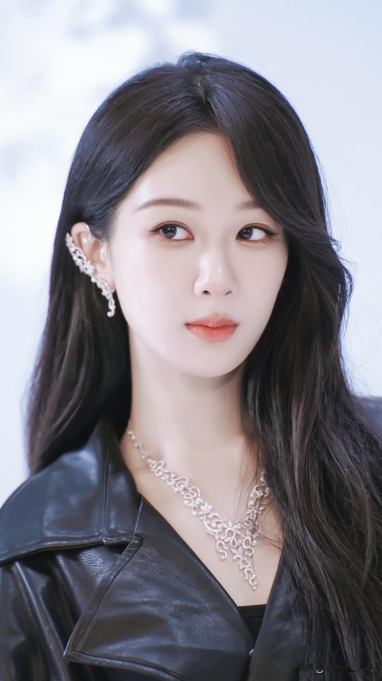 杨紫是一位打破童星转型魔咒，以扎实演技塑造众多鲜活角色，且性格真诚仗义、用温暖与