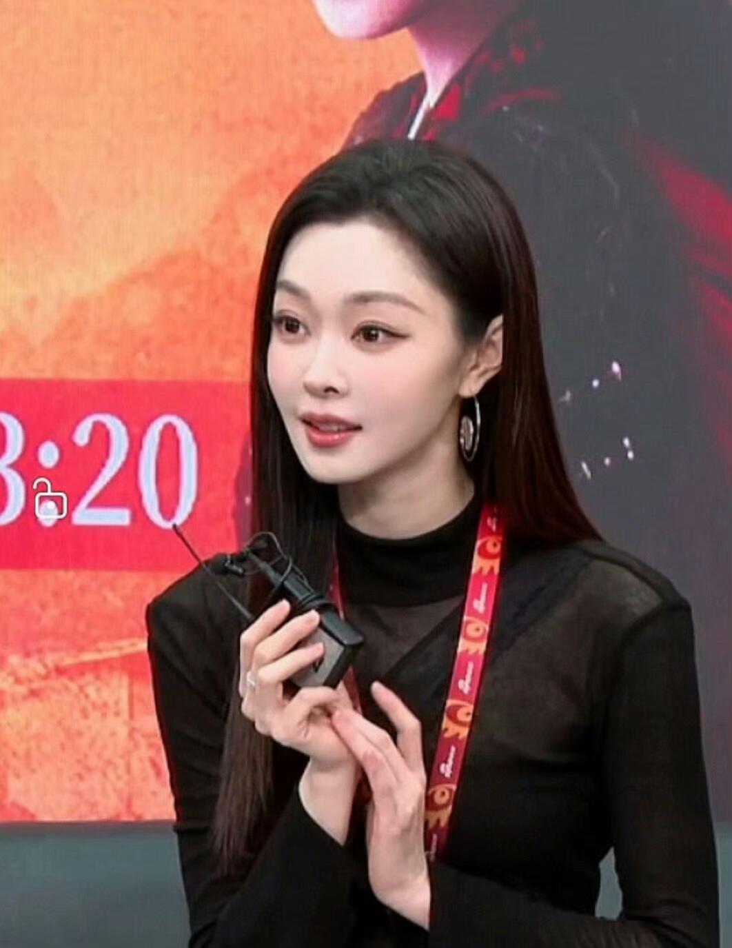 宋轶回应整容宋轶没有整容状态好的时候整个人都发亮，她现在就是这样。眉眼弯弯，