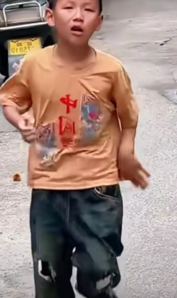 泪酸，再次都是眼泪，远嫁的女子离婚三年后，便偷偷开车来看孩子，婆家没敢去，趁孩子