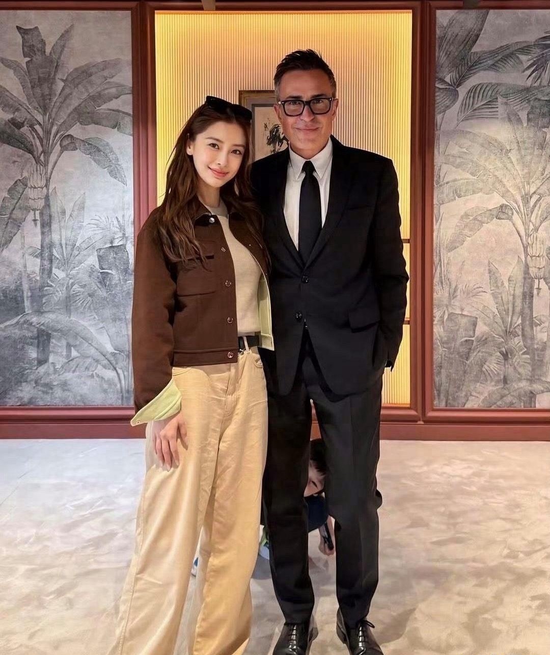 小海绵拍摄的Angelababy与爱马仕总监合影